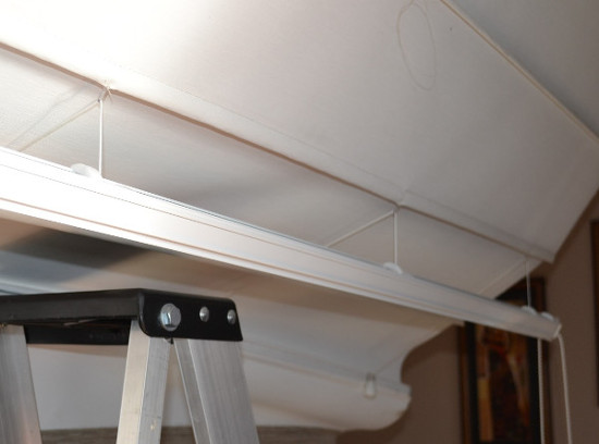 Roman blind head rail hangs free Roman blind head rail hangs free